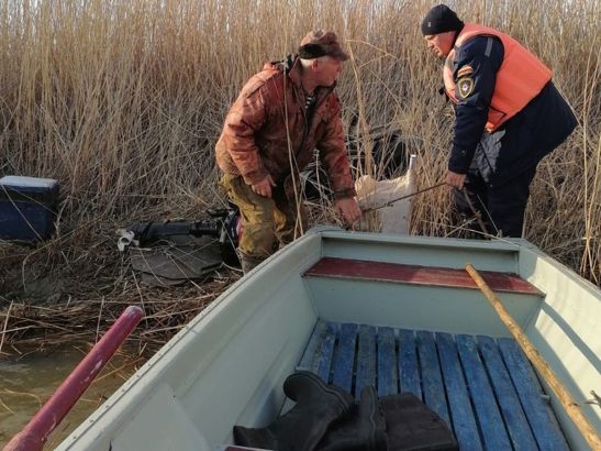 В Ростовской области рыбак на лодке едва не утонул в озере