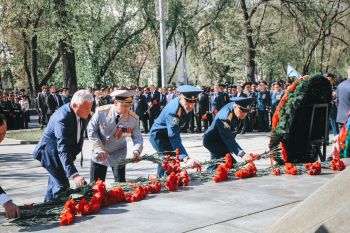 В преддверии Дня Победы в Екатеринбурге состоялась торжественная церемония возложения цветов к памятнику легендарному Георгию Жукову