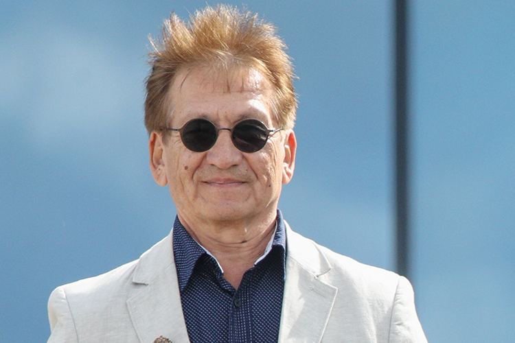 Собеседники рассказывают, что Ренат Салаватов отказался подписывать заявление об увольнении по собственному желанию, что ему было предложено директором театра Рауфалем Мухаметзяновым