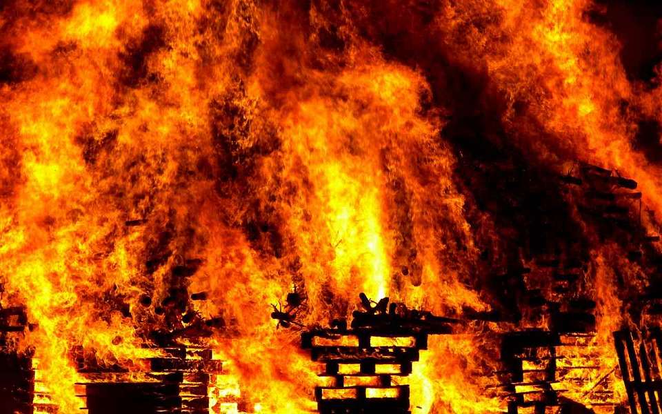 Две машины у полицейского участка подожгла девушка в Нововоронеже