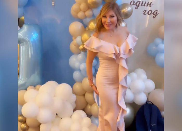 Актриса Бочкарева продемонстрировала фигуру в облегающем платье после пластики