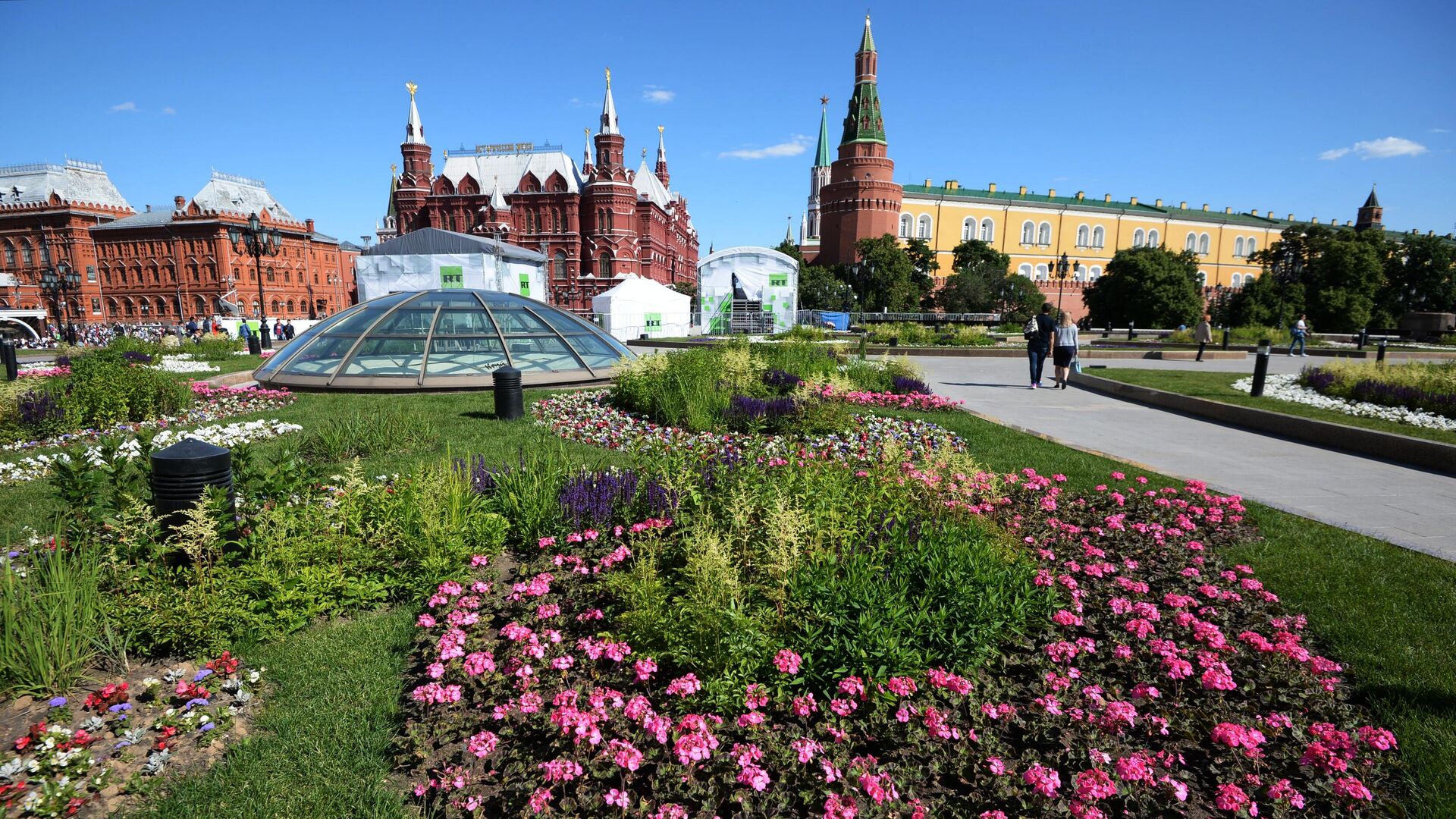 Московский более. Клумбах в Москве на Манежной площади. Кремль Москва цветник. Цветник на Манежной площади. Москва красиво.