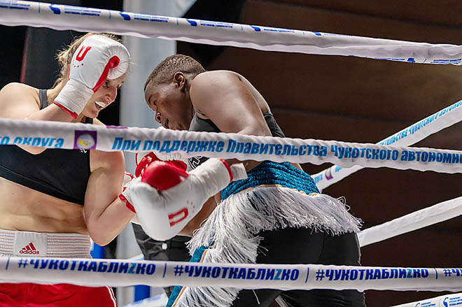 В своей видеовизитке чемпионка Танзании Грейс Амоси Мапеса обещала показать бой, «от которого всем станет жарко», однако аргументов против Елены Гапешиной у неё не нашлось. ФОТО: ЗЕМФИРА АЗАМАТОВА