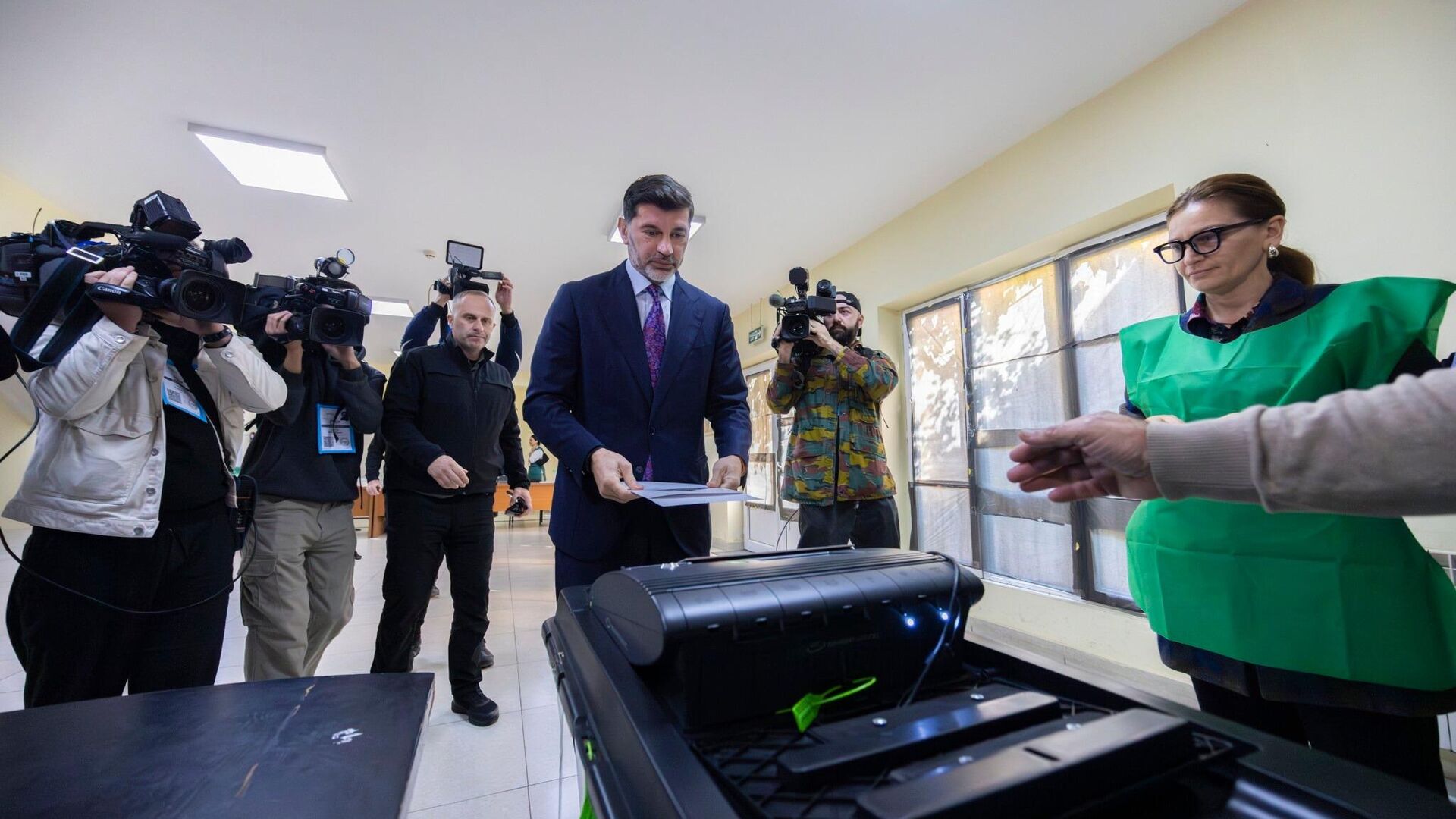 Мэр Каха Каладзе проголосовал на муниципальных выборах в Грузии 2025 - Sputnik Грузия, 1920, 05.10.2025