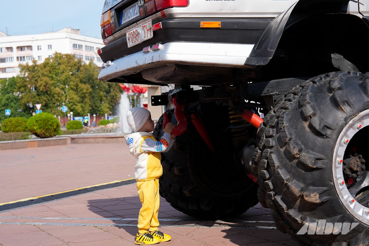 Монстр-трак Audi 100, Mosvagen и «Волга»-кабриолет: чем запомнился «Авто Тюнинг Батл» в Новополоцке