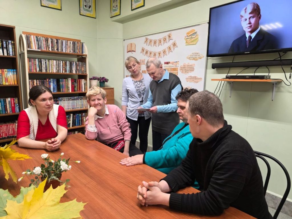 «Час поэзии»: подопечные СД «Чертаново» поговорили о произведениях поэта Сергея Есенина. Фото: страница СД «Чертаново» в социальных сетях