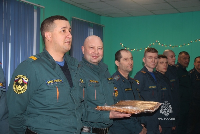 Заступивших дежурить в новогоднюю ночь пожарных и спасателей поздравил начальник Главного управления МЧС России по Хабаровскому краю