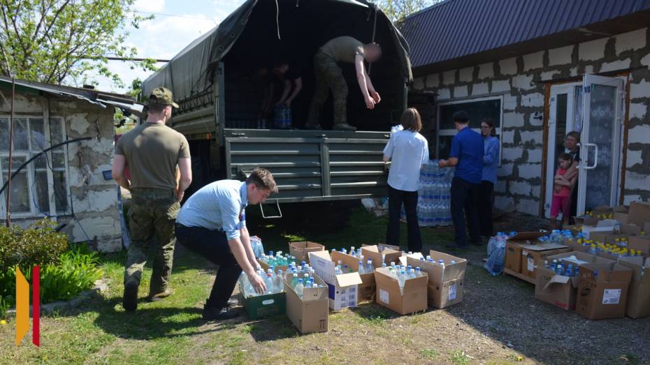 Верхнемамонские волонтеры отправили бойцам СВО питьевую воду и продукты