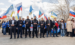 В Улан-Удэ встретили автопробег из Владивостока в Донецк «Одна родина – одна семья!»