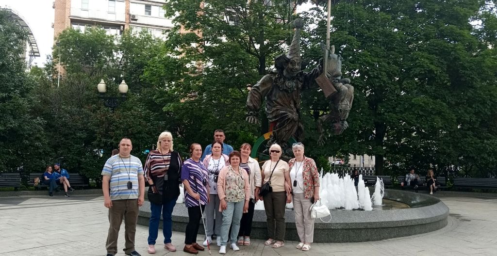 Групповое фото на Цветном бульваре возле фонтана со скульптурой клоуна на одноколесном велосипеде.