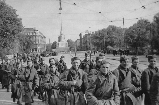 Бойцы 130-го латышского стрелкового корпуса Красной Армии в Риге. 1944 год