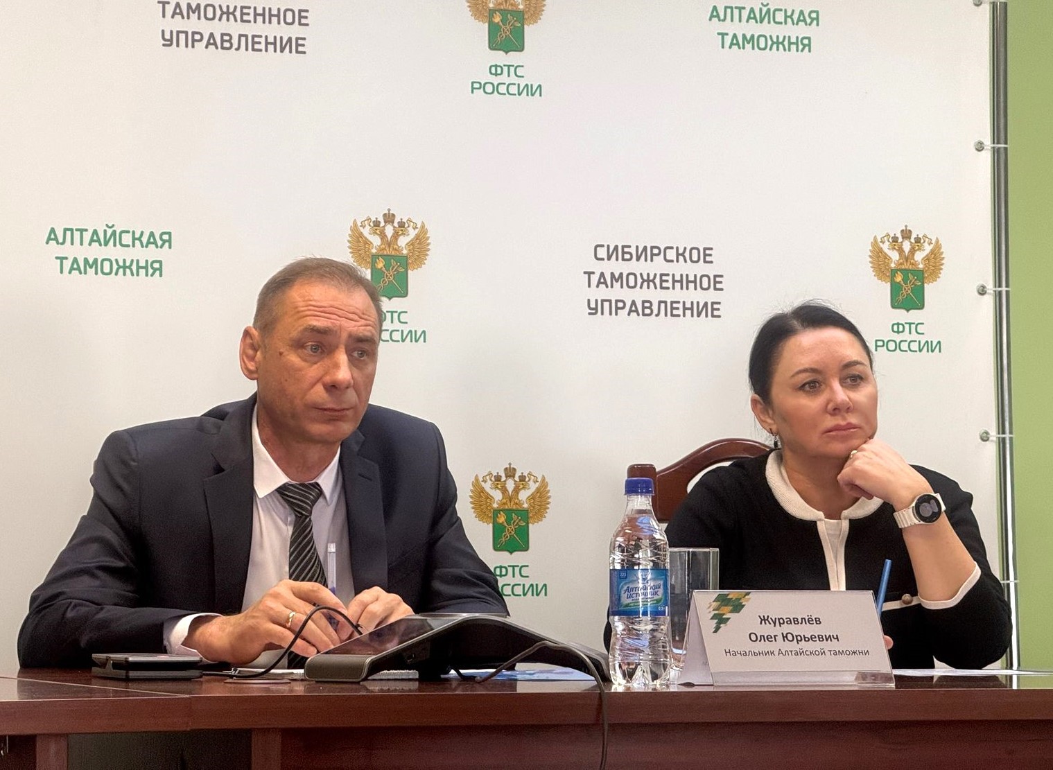 Олег Журавлев, начальник Алтайской таможни и Юлия Пономарева, директор Департамента экономического развития ТПП Алтайского края