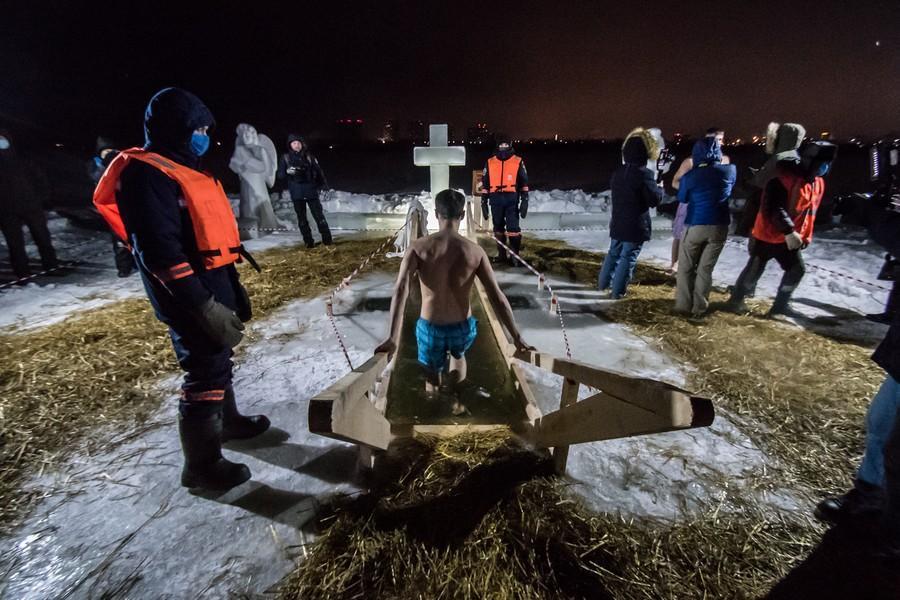 Крещение дата. Крещение 2021. С Крещением 2022. Крещение в Сибири. Купание в проруби Сибирь.