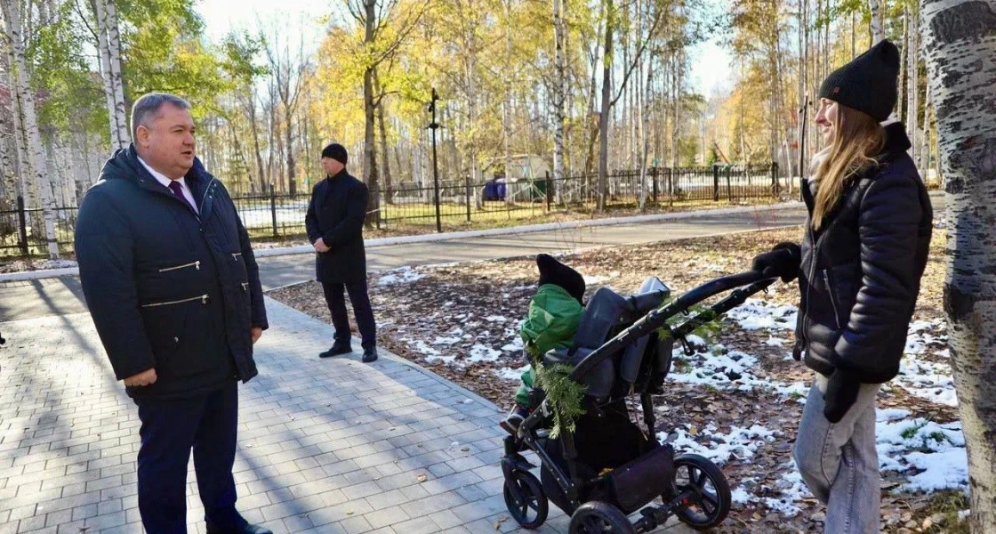 Жительница Нижневартовска пожаловалась главе города на опавшую листву в парке