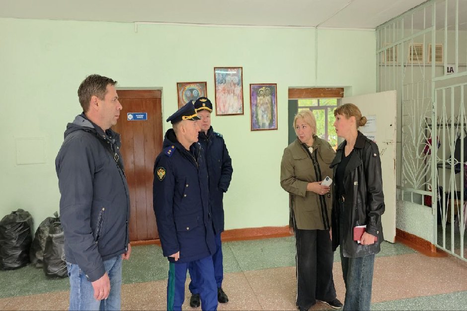 Прокуратура Иркутской области работает с очевидцами. Фото пресс-службы прокуратуры Иркутской области