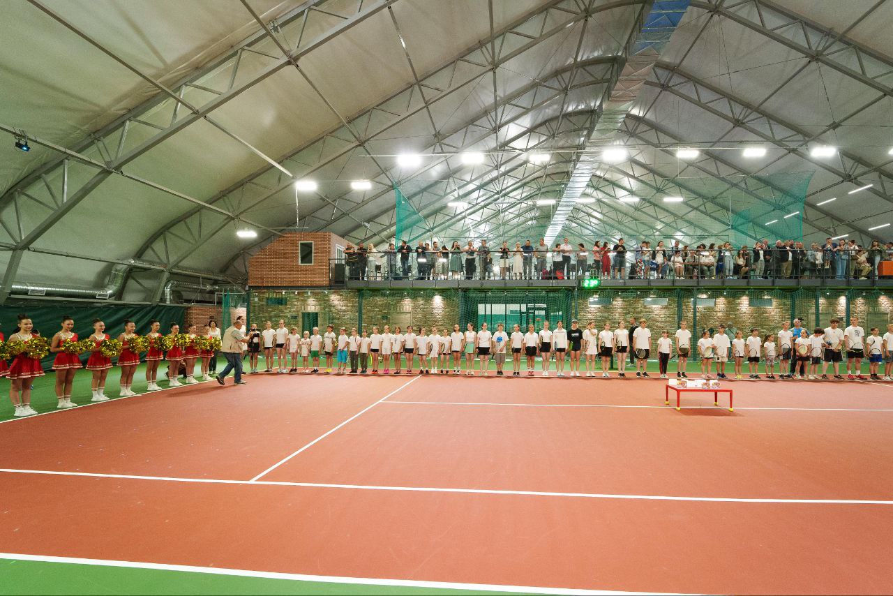 Калуга теннисный. Калужники Калуга теннисный центр. Теннисный корт. Спортивный манеж. Теннис корт.