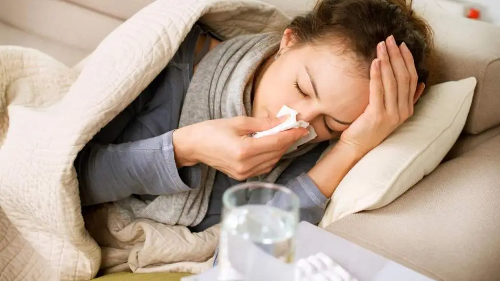 На смену ковиду идет грипп: кому в Латвии положена бесплатная прививка