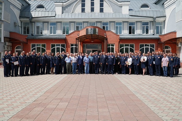  С юбилейной датой сотрудников подразделений охраны поздравили начальник УФСИН России по Алтайскому краю Сергей Герасимов, заместитель Губернатора Алтайского края Валерий Усачёв, заместитель председателя АКЗС Денис Голобородько, заместитель Председателя комитета – начальник отдела общественной безопасности комитета общественных связей и безопасности администрации города Барнаула Максим Белоцерковец.