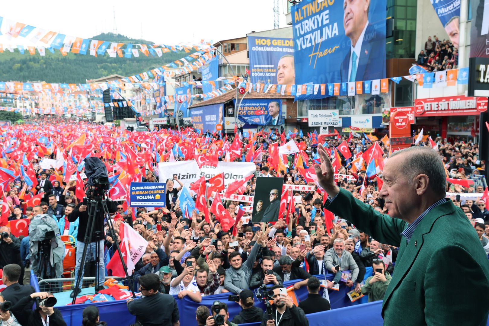 Президент Турции и лидер Партии справедливости и развития (ПСР) Реджеп Тайип Эрдоган обращается к толпе во время предвыборного митинга в Анкаре. 11.05.2023