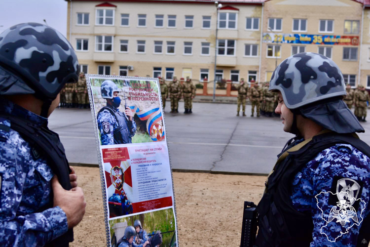 Сотрудники Росгвардии провели агитационные мероприятия по приему на службу