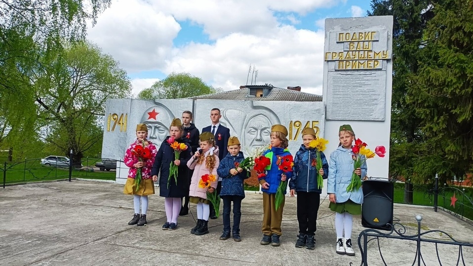 Погода в серпухове на май 2024. 9 Мая в селе. Памятники в честь 9 мая. 9 Мая дети. Серпухов праздники.
