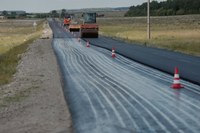 На региональных дорогах Челябинской области продолжаются работы по восстановлению дорожного покрытия