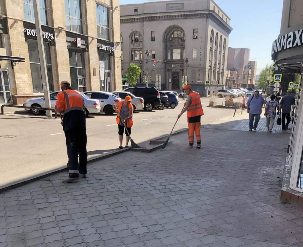 В Курске 68 спецмашин и 79 рабочих вышли на уборку улиц