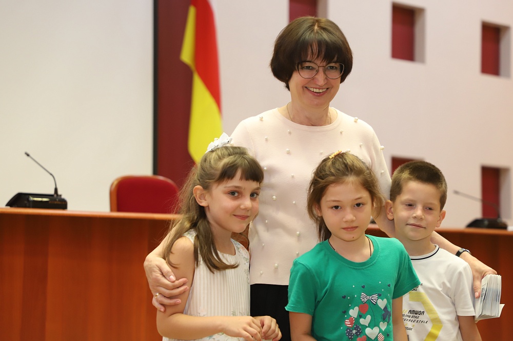 Многодетная семья осетия. Осетинская семья. Многодетные семьи осетии. Многодетная семья северная осетия. Многодетная семья осетия.