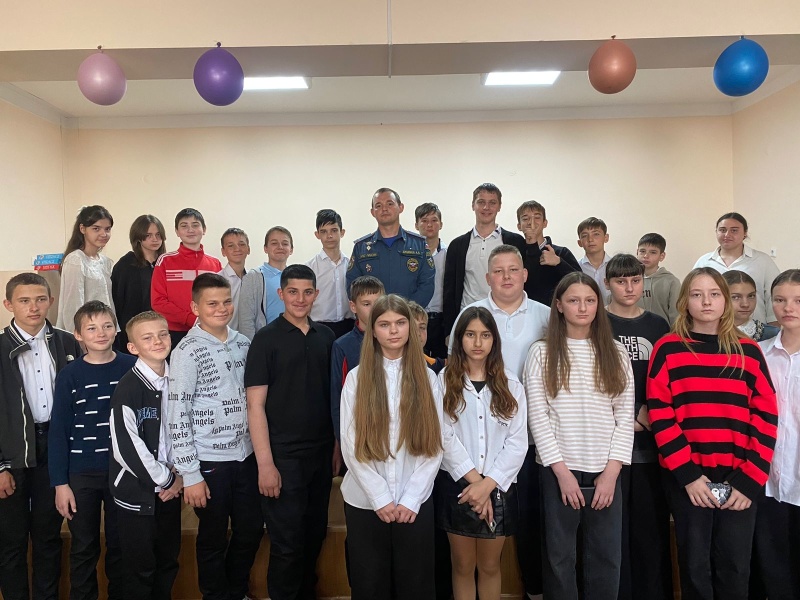 Сотрудники МЧС России продолжают открытые уроки для учащихся образовательных учреждений