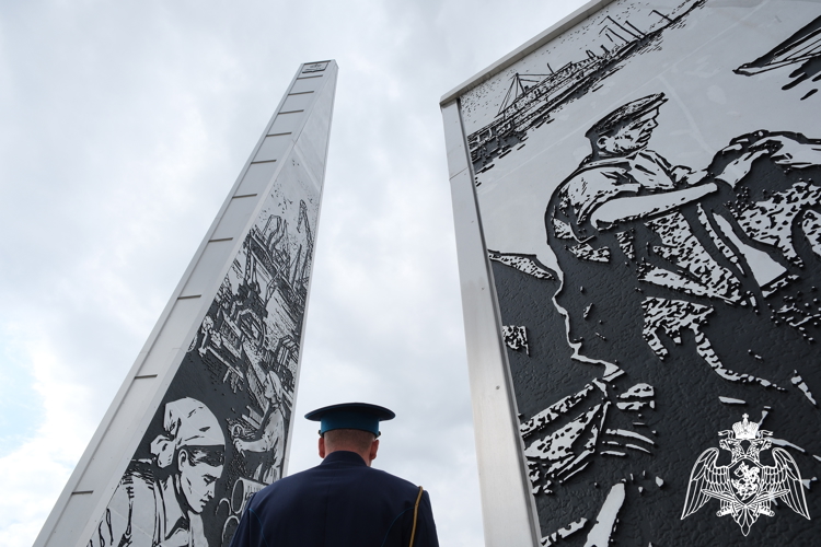 При участии Росгвардии в Астрахани открыли стелу «Город трудовой доблести»