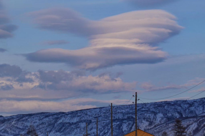 Лентикулярное облако над с. Себян-Кюель. Фото: Н. Алаганчакова