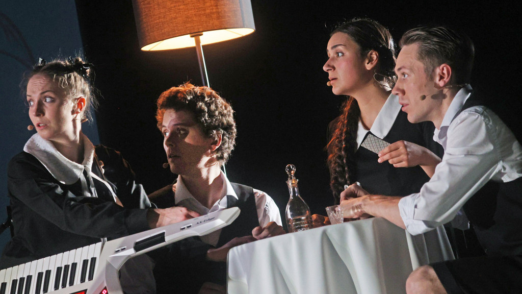 Жителям Барнаула показали спектакль по произведению Льва Толстого Фото №2