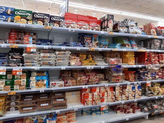 продукты вкусняшки в магазине. сладости в супермаркете. сладкие продукты в магазине. сладкие продукты в магазине. вкусняшки в магазине.