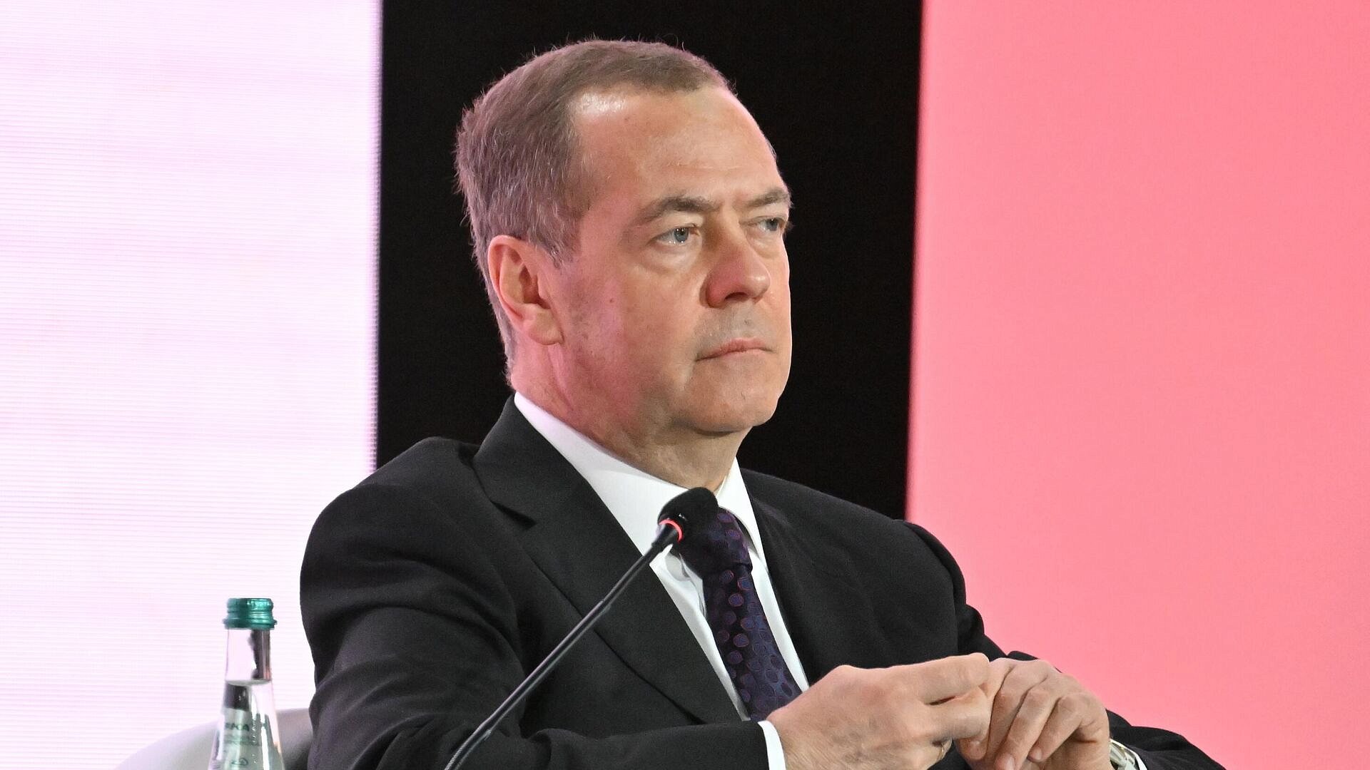 ФРГ не имеет достаточной правовой основы для существования, заявил Медведев