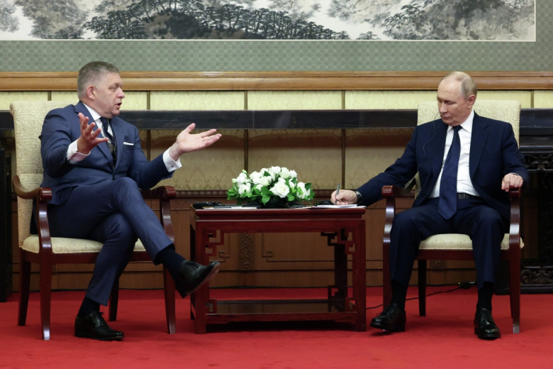 Президент РФ Владимир Путин и председатель правительства Словакии Роберт Фицо (слева) во время встречи в Пекине