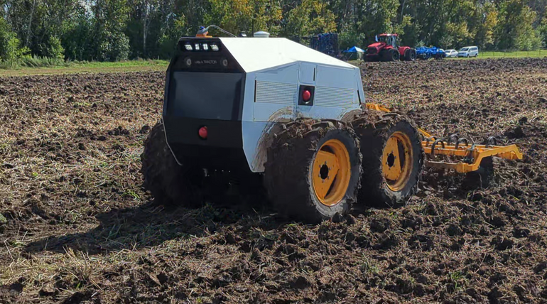 Первый в мире беспилотный трактор без кабины создала томская компания