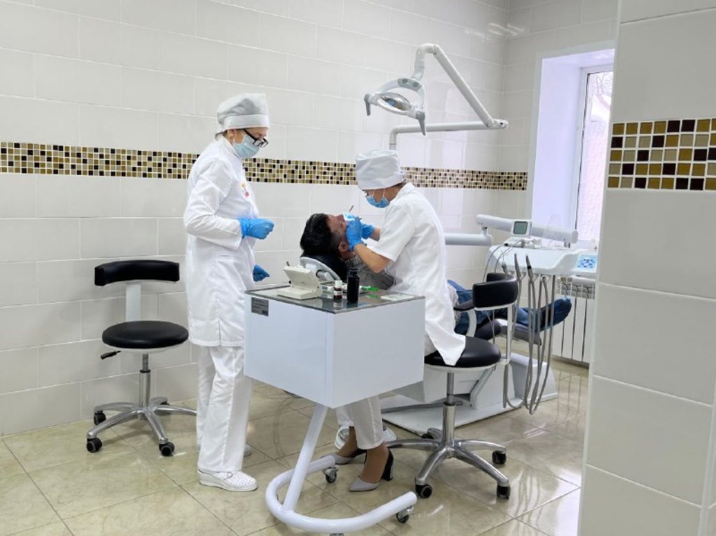 Пензенский врач стоматолог предупреждает, что употребление алкоголя может разрушить эмаль и повысить чувствительность зубов