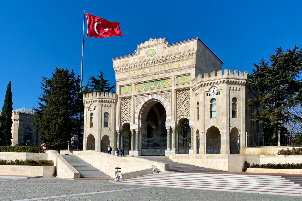 Стамбульский университет, главный вход на площади Беязит. Фото: Fargoh / ru.ruwiki.ru (CC BY-SA 4.0)###https://ru.ruwiki.ru/wiki/Стамбул#/media/Файл:Istanbul_University.png