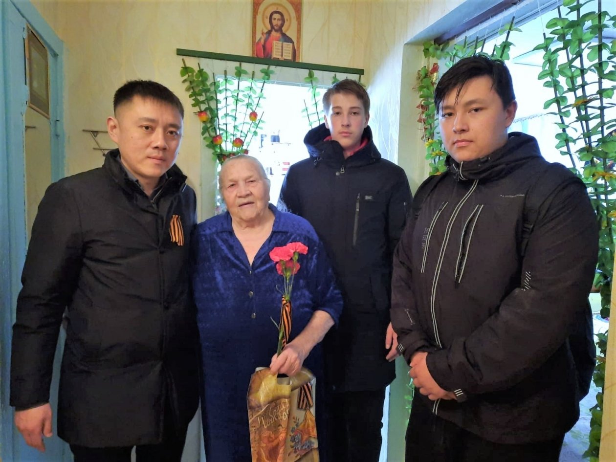 Евгений Тян навестил ветеранов своего округа