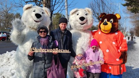 Ростовые куклы и сладкие подарки: как поздравили женщин с 8 Марта в Елизове на Камчатке 0