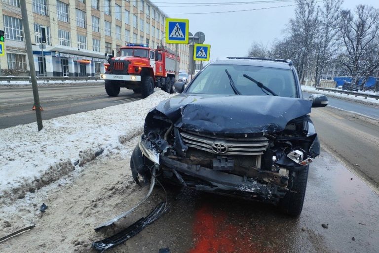 Три автомобиля столкнулись в Пролетарском районе Твери