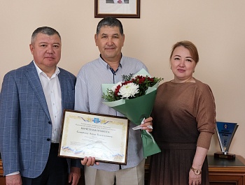  Глава Красноярского района поздравил директора МБУ «Земельные ресурсы» с юбилеем
