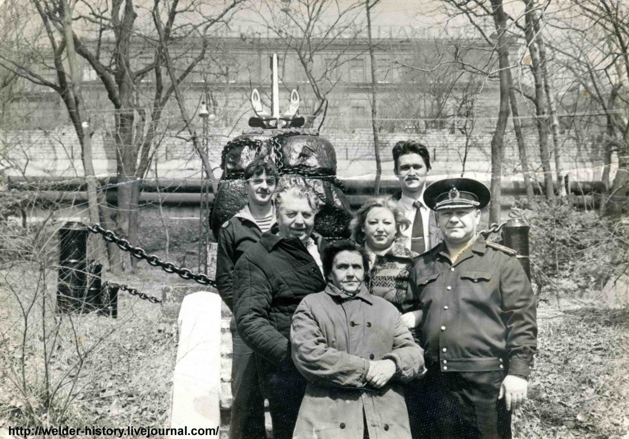 Реставрация памятника в 1982 г. На памятнике был установлен якорь Холла, вместо оригинального адмиралтейского якоря