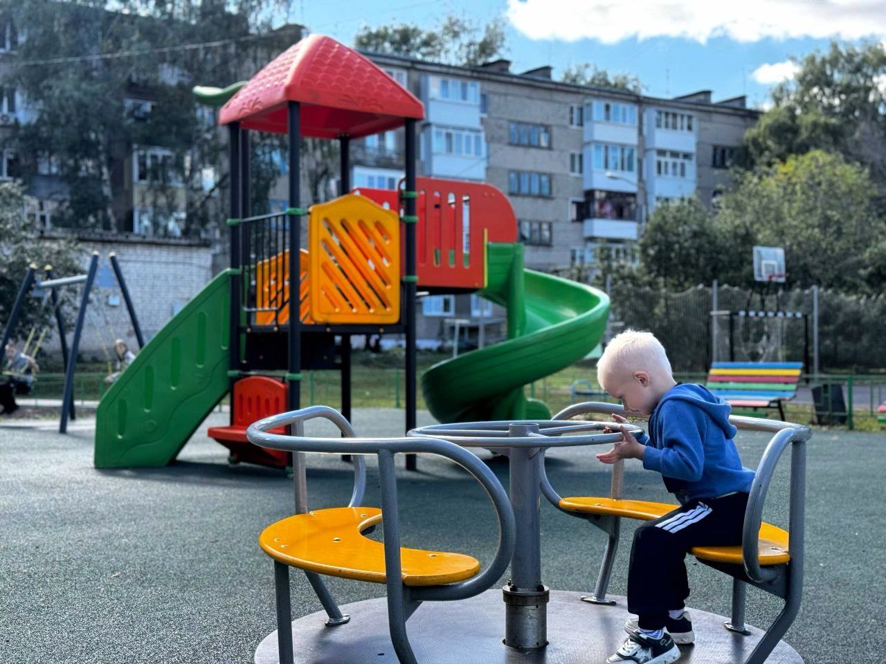 Благодаря нацпроекту в саратовских городах и поселках строят новые детские площадки