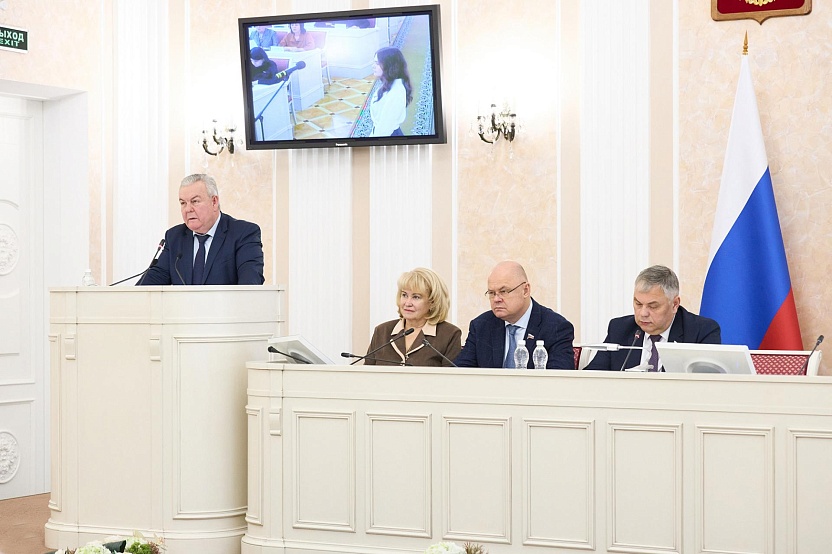 Депутаты приступили к формированию повестки дня очередной сессии регионального парламента