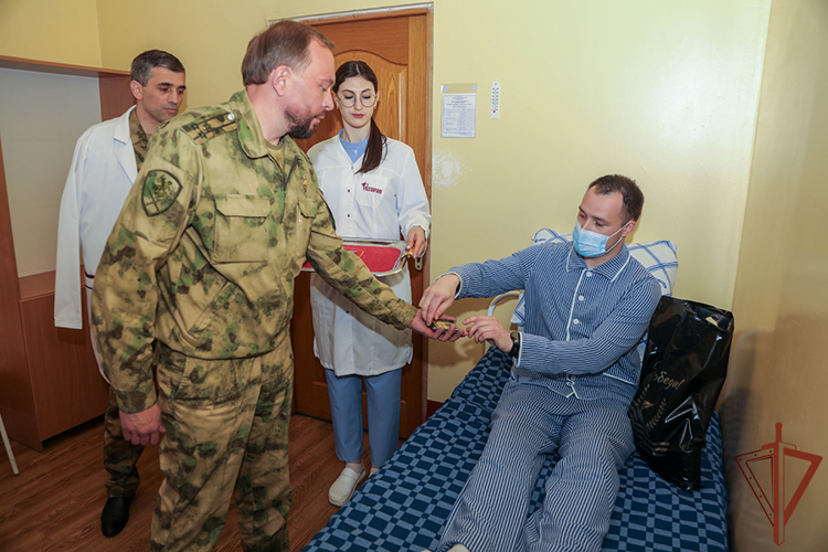 Заместитель командующего ОГВ (с) Росгвардии навестил пациентов военного госпиталя в Ростовской области