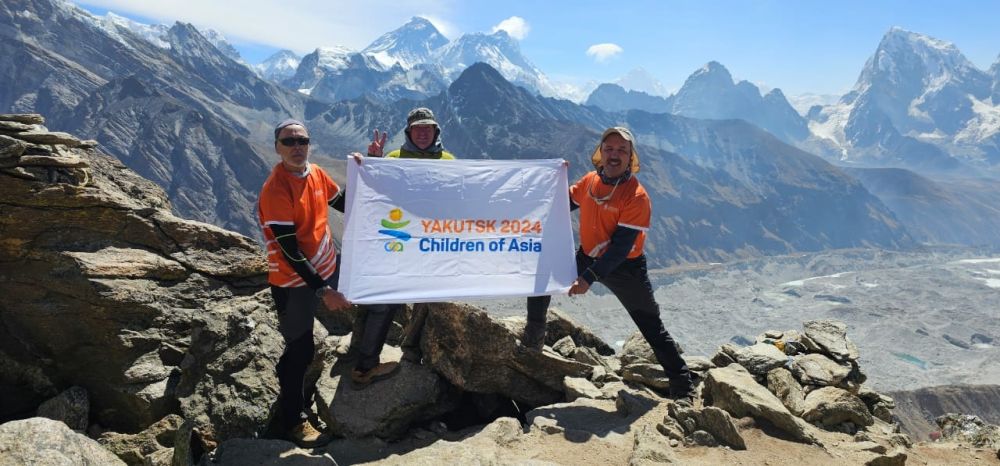 Команда альпинистов установила флаг VIII Игр «Дети Азии» на вершине Айленд-Пик