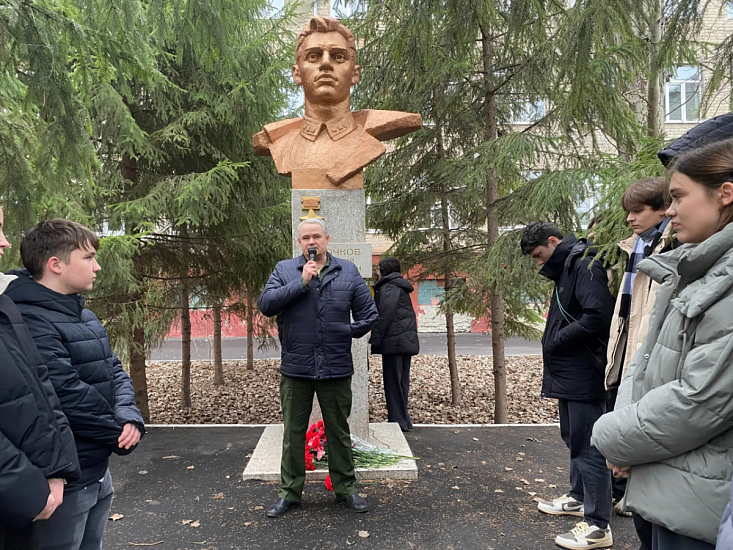 В Школе №97 прошла церемония возложения цветов к памятнику В.Г. Клочкову