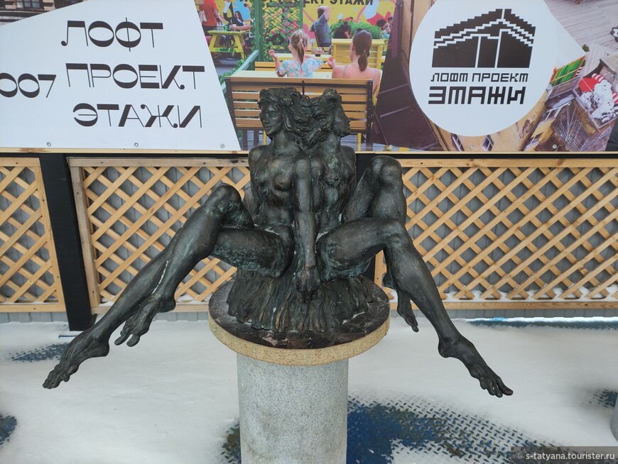Скульптура выставки Тимура Юсупова на крыше.