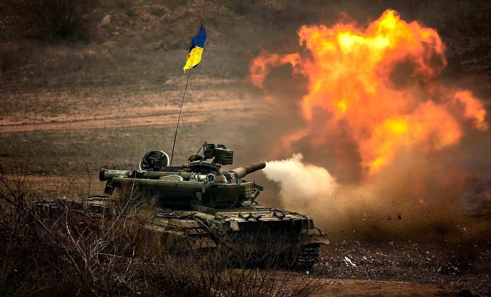 Враг ведёт мощное танковое наступление, пытаясь взять Клещеевку в клещи | Русская весна